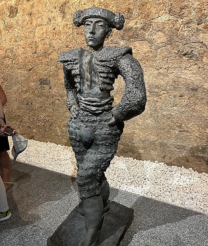 Imagen secundaria 2 - Arriba: 'Les Deux Amis', de Joan Miró (1969). Aguafuerte y aguatinta con carborundo. Edición, 75 ejemplares. Medidas: 95'5 x 140 cm. Abajo: 'Portrait of Picasso', de Juan Gris (1947). Aguafuerte y punta seca. Edición, 455 ejemplares. Medidas: 17 x 13 cm; y 'José Fermín Serrano de Melilla, máster en posturas', de Dora Catarineu. Barro refractario. Medidas: 86 x 89 x 180 cm.